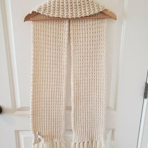 Banana Republic Knit Scarf - Picture 3 of 8